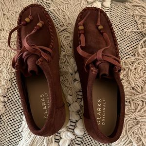 Clark’s wallabee Womens 7.5 burgundy suede, never worn with stickers on bottom